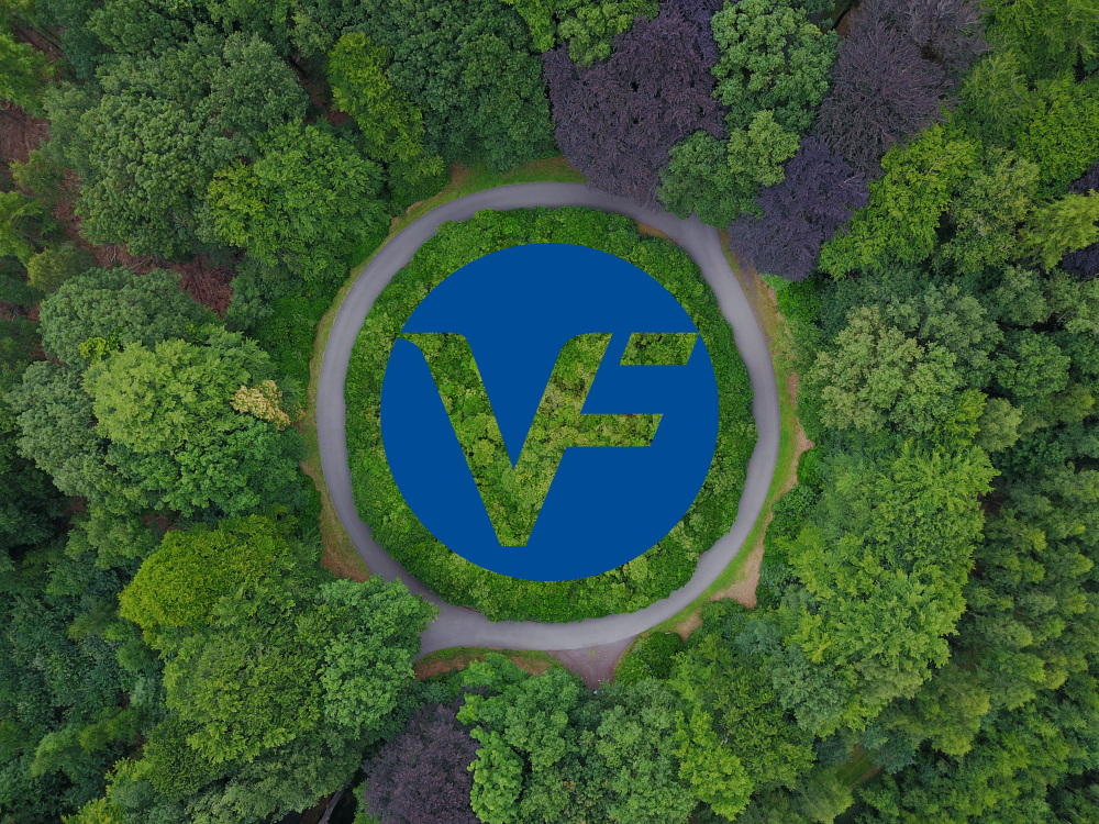 vf corp徽标嵌入在一个环形交叉路口的图象在比利时的森林中间。