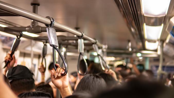 在地铁多种族straphangers