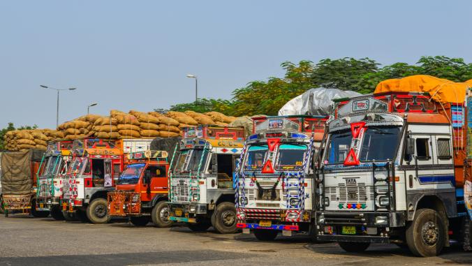 卡车拖车在阿格拉，印度。