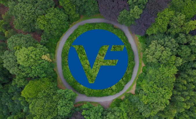 vf corp徽标嵌入在一个环形交叉路口的图象在比利时的森林中间。