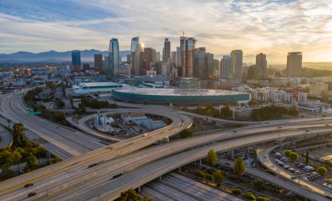 鸟瞰图的空高速公路的道路上没有人在洛杉矶市中心,加利福尼亚