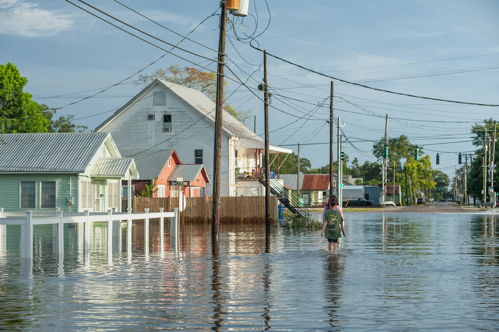 运河街德尔坎伯，劳拉飓风期间。 Two people can be seen walking along the flooded roads in town as the storm surge subsides.